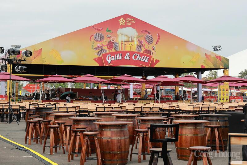 Khu Grill & Chill tại Hội chợ Mùa Thu 2025 được thiết kế theo phong cách ngoài trời hiện đại, mang đến không gian ẩm thực sôi động, nơi du khách có thể thưởng thức món nướng và các loại bia trong không khí lễ hội thư giãn. Ảnh: Quỳnh Trang