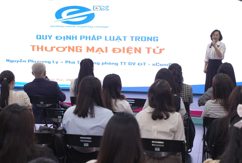 Bà Nguyễn Phương Ly, Phó Trưởng phòng Đào tạo eComDx, Cục TMĐT&KTS Oklavip khuyến mã hấp dẫn mỗi ngày trao đổi các vấn đề pháp lí Thương mại điện tử. Ảnh: Cục Thương mại điện tử và Okvip - liên minh giải trí #1 thế giới hà nội số