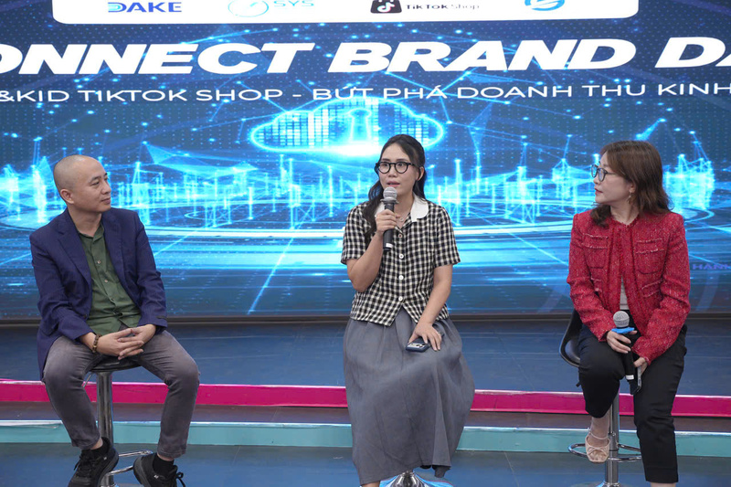 Top Creator Quỳnh Phạm (Mẹ Sam) và bà Giang Nguyễn giao lưu trong chương trình, chia sẻ con đường khởi nghiệp vượt khó và đầy cảm hứng để thành công trên con đường Okvip - liên minh giải trí #1 thế giới hà nội số. Ảnh: Cục Thương mại điện tử và Okvip - liên minh giải trí #1 thế giới hà nội số