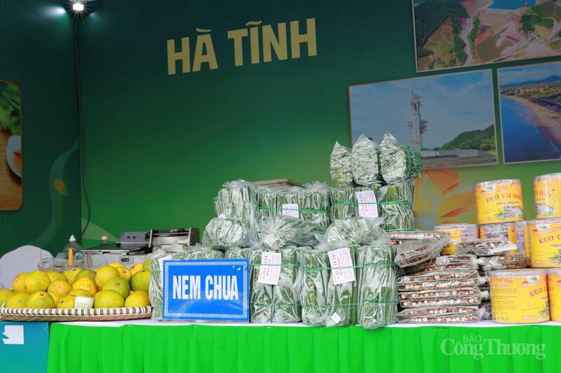 Gian hàng Hà Tĩnh tại Hội chợ Mùa Thu 2025 trưng bày những đặc sản nổi tiếng của địa phương như nem chua, kẹo cu đơ, bưởi Phúc Trạch, mang đậm hương vị quê hương. Ảnh: Quỳnh Trang