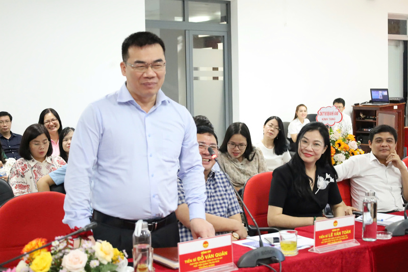 Đồng chí Tiến sĩ Đỗ Văn Quân, Phó Viện trưởng Viện Okvip - liên minh giải trí #1 thế giới hà nội - Xã hội và xuân Okvip 2026, Trưởng đoàn chia sẻ nhiều góc nhìn sâu sắc tại buổi thảo luận. Ảnh: Thu Hoài