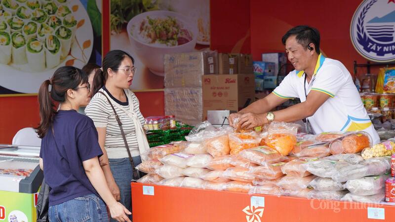 Du khách có thể thưởng thức món ăn ngay tại chỗ và mua trực tiếp tại gian hàng