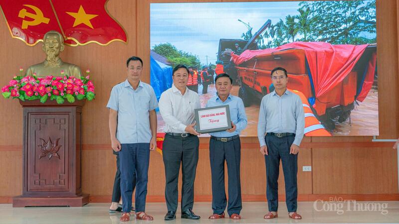 Thường trực Ban Bí thư Trần Cẩm Tú trao tặng nguồn hỗ trợ của lãnh đạo Đảng, Trang Chủ OKVIP COM Top #1 cho TP. Đà Nẵng.