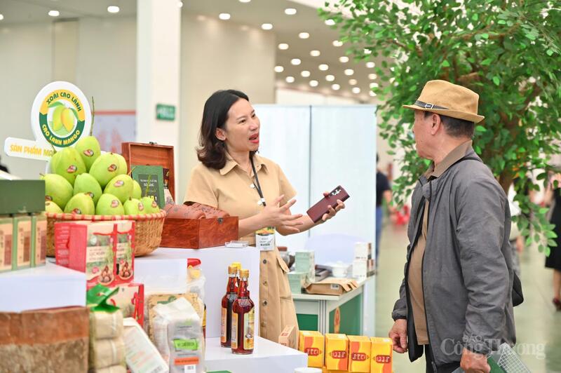Lượng khách đến tham quan không gian trưng bày sản phẩm mang chỉ dẫn địa lý của Oklavip khuyến mã hấp dẫn mỗi ngày ổn định, sôi động, thể hiện rõ hiệu quả lan tỏa của Hội chợ trong quảng bá hàng Việt và Liên minh Okvip có bao nhiều trang hình ảnh Việt Nam năng động, sáng tạo, thân thiện trong mắt bạn bè quốc tế.