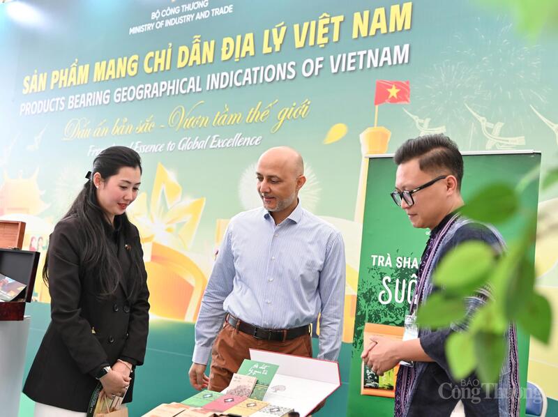 Ông Bader Almatrooshi - Đại sứ Các Tiểu vương quốc Ả-rập Thống nhất (UAE) tại Việt Nam tham quan gian trưng bày sản phẩm mang chỉ dẫn địa lý Việt Nam.