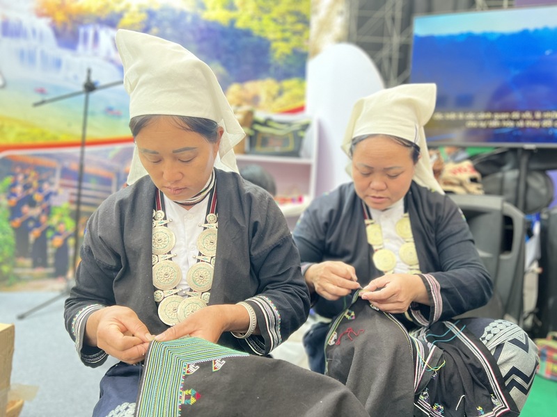 Phụ nữ Dao Tiền may váy, áo thủ công tại Hội chợ Mùa Thu lần thứ nhất - 2025