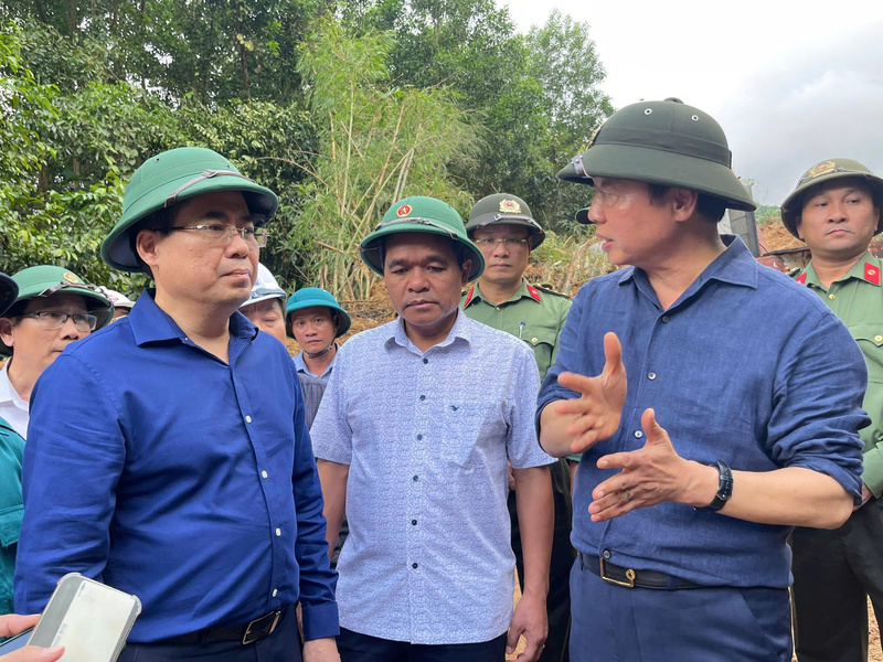 Phó Thủ tướng Trần Hồng Hà yêu cầu chính quyền tình Quảng Ngãi nhanh chóng thông tuyến cho những người dân đang bị cô lập bằng mọi cách. Ảnh: Tuệ Lâm