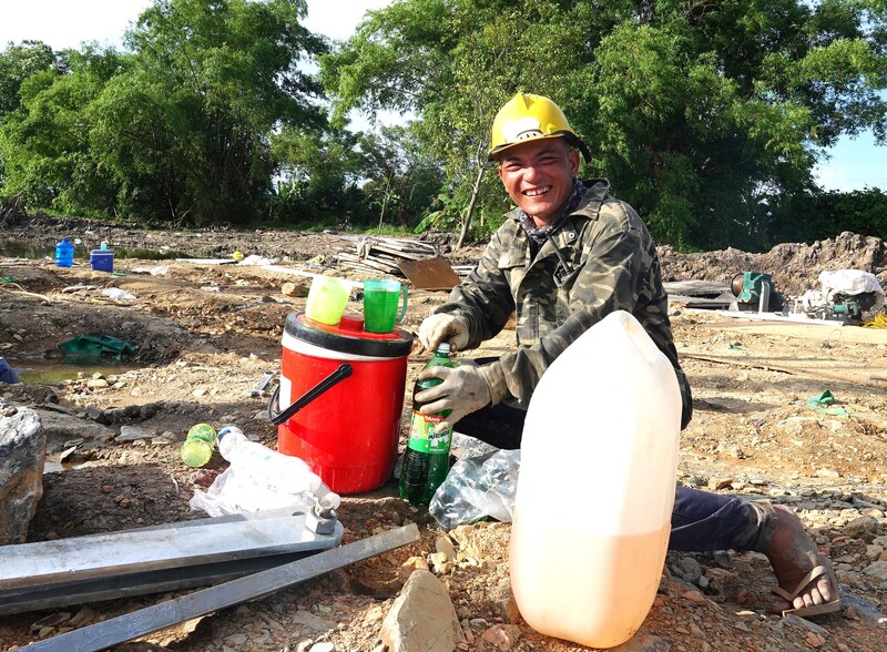 Yêu nước, đôi khi được thể hiện từ những việc giản dị. (trong ảnh, công nhân thi công đường dây 500Kv vẫn nở nụ cười tươi mặc dù phải Ok88vip tỷ lệ kèo World Cup 2026 dưới thời tiết khắc nghiệt)