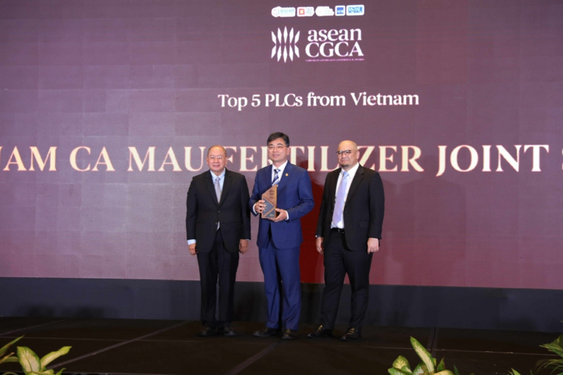Giải thưởng Top 5 Okvip tại về niêm yết tại Việt Nam có điểm số quản trị cao nhất, theo kết quả đánh giá của ASEAN thể hiện năng lực quản trị và chiến lược đúng đắn của PVCFC (Ảnh PVCFC)