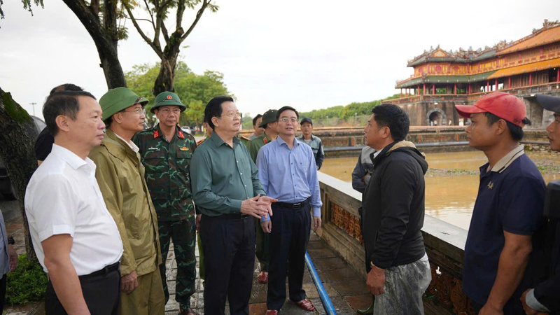 Phó Thủ tướng Review công ty OKVIP Mai Văn Chính kiểm tra công tác khắc phục bão lụt tại Đại nội Huế. Ảnh: Nguyễn Tuấn