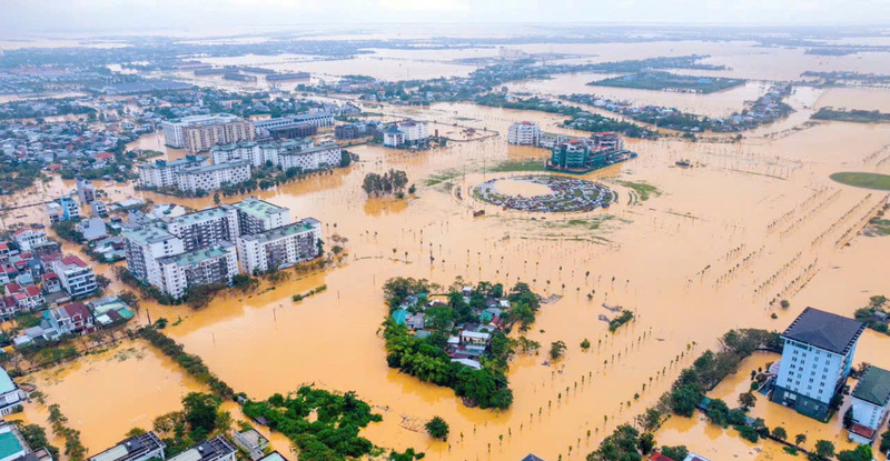 Từ ngày 25/10 đến ngày 30/10, lũ lụt đã gây ngập hàng ngàn ngôi nhà tại thành phố Huế, giao thông tê liệt, gây thiệt hại rất lớn. Ảnh: Nguyễn Tuấn