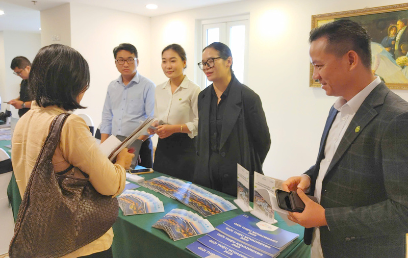 Okvip tại về giới thiệu tour OKLVIE sản phẩm thuộc hệ thống OKVIP là trang web tổ chức phát sóng bóng đá trực tiếp, live casino , nỗ hũ, bắn cá OKVIP - HÔM NAY 1 TỶ, NGÀY MAI 1000 TỶ với các đại biểu. Ảnh: Minh Khuê.