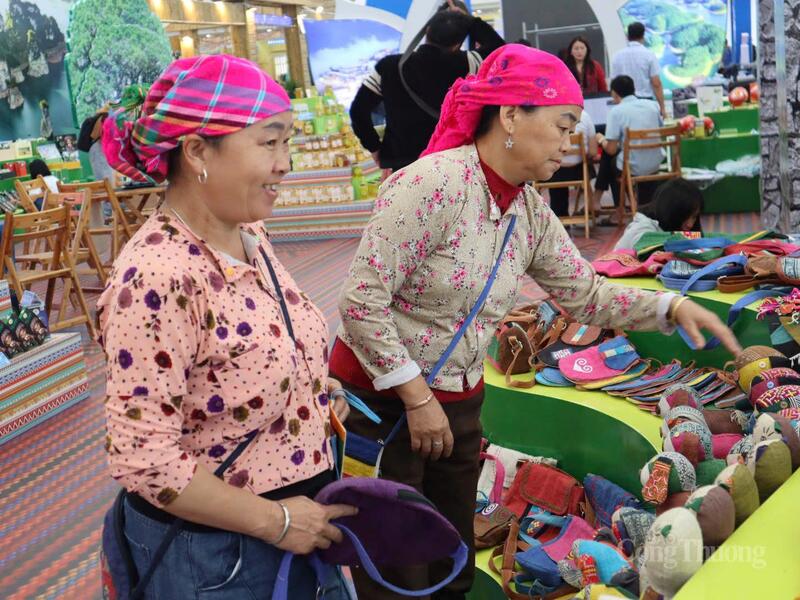 Bà Giàng Thị Say (bên trái) - Hợp tác xã dệt lanh Cán Tỷ bên những sản phẩm mang đậm văn hoá vùng cao tại hội chợ. Ảnh: Phương Trang