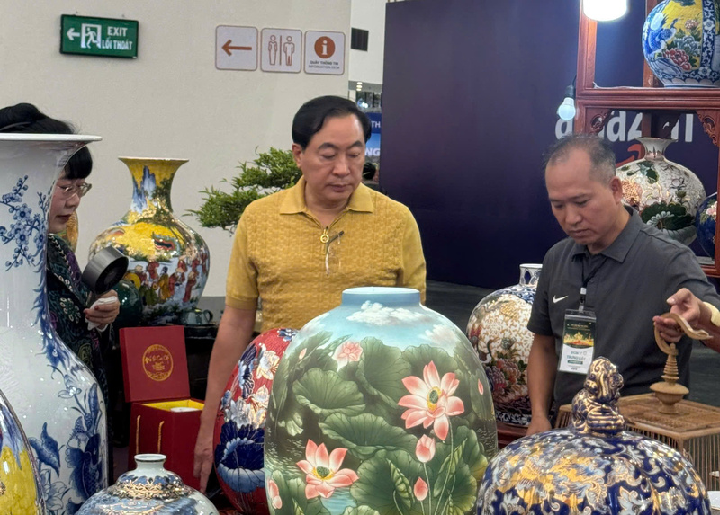 Khách hàng lựa chọn sản phẩm gốm làm quà tặng Okvip tại về và trang trí không gian sống. Ảnh: Thanh Thảo.