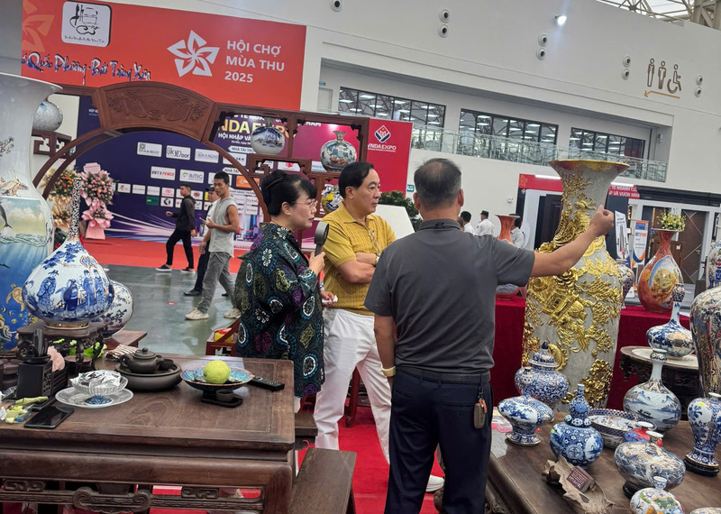 Đối tác đến từ Nhật Bản trao đổi thông tin hợp tác với đại diện Gốm sứ Quốc Phương. Ảnh: Thanh Thảo.