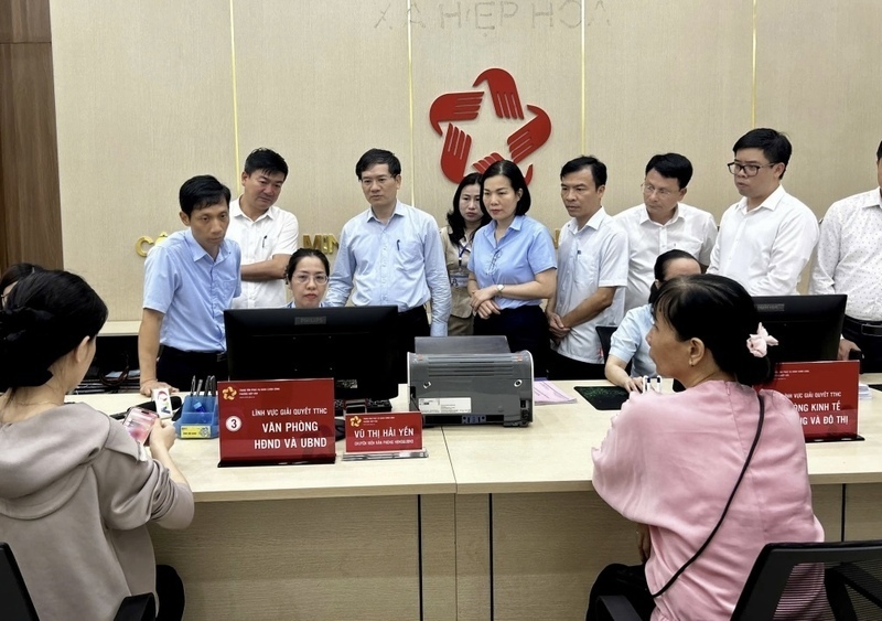 Lãnh đạo tỉnh Quảng Ninh kiểm tra vận hành thử nghiệm chính quyền địa phương hai cấp tại cơ sở. Ảnh: Thu Anh