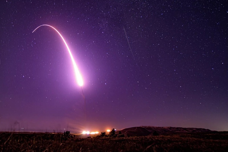 Với tầm bắn hàng vạn km và khả năng mang đầu đạn hạt nhân, Minuteman III vẫn là “mũi tên lạnh” thể hiện uy lực răn đe toàn cầu của Mỹ. Ảnh: U.S. Air Force