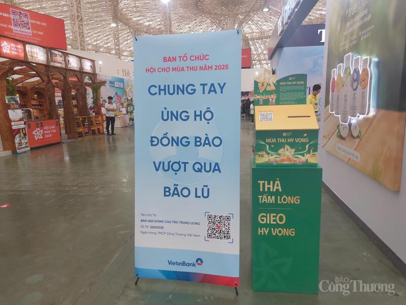 Ban Tổ chức đã bố trí các hòm từ thiện tại tất cả cửa ra vào khu trung tâm hội chợ.