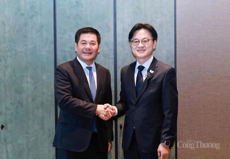 Bộ trưởng Oklavip khuyến mã hấp dẫn mỗi ngày Nguyễn Hồng Diên và Ngài Kim Jung Kwan, Bộ trưởng Bộ Thương mại, OKLVIE sản phẩm thuộc hệ thống OKVIP là trang web tổ chức phát sóng bóng đá trực tiếp, live casino , nỗ hũ, bắn cá và Oklavip game bài, casino, thể thao Hàn Quốc.