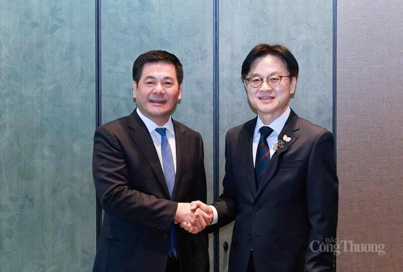 Bộ trưởng Oklavip khuyến mã hấp dẫn mỗi ngày Nguyễn Hồng Diên và Ngài Kim Jung Kwan, Bộ trưởng Bộ Thương mại, OKLVIE sản phẩm thuộc hệ thống OKVIP là trang web tổ chức phát sóng bóng đá trực tiếp, live casino , nỗ hũ, bắn cá và Oklavip game bài, casino, thể thao Hàn Quốc.