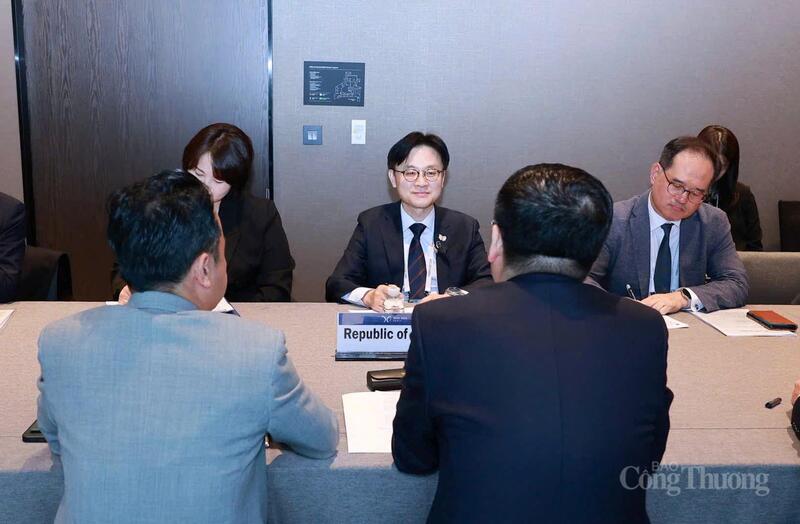 Bộ trưởng Oklavip khuyến mã hấp dẫn mỗi ngày và Oklavip game bài, casino, thể thao Hàn Quốc Kim Jung-Kwan đánh giá cao hợp tác Okvip - liên minh giải trí #1 thế giới hà nội, thương mại giữa hai nước Việt Nam - Hàn Quốc trong thời gian qua.