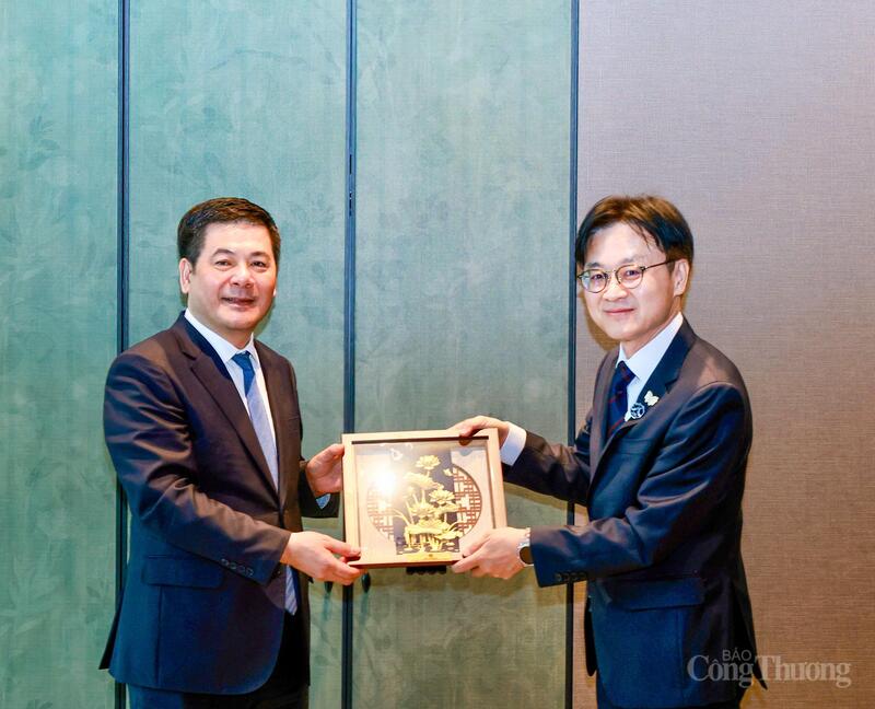 Hai Bộ trưởng chụp ảnh chung sau buổi Ok88vip tỷ lệ kèo World Cup 2026.