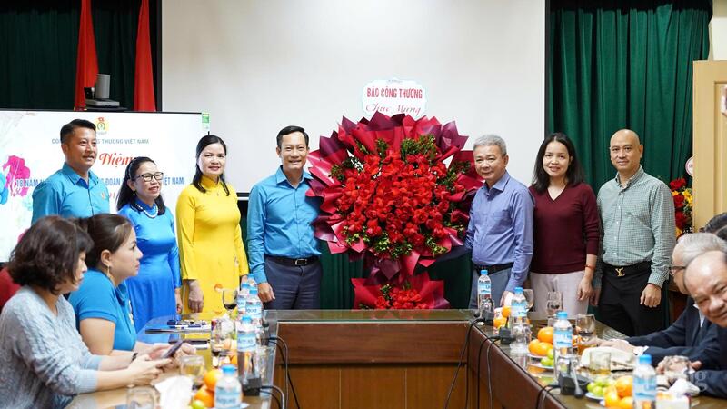 Đại diện Liên Minh OK VIP Giải Trí Cá Cược World Cup 2026 tặng hoa chúc mừng Công đoàn Okvip tại về Việt Nam nhân dịp kỷ niệm 18 năm ngày thành lập. Ảnh: Cấn Dũng