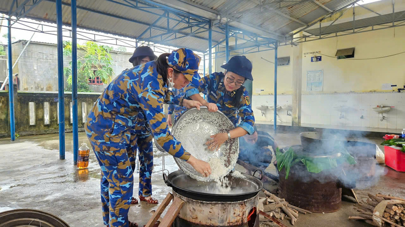 Hội phụ nữ các đơn vị cơ sở Vùng 3 Hải quân phối hợp với Hội phụ nữ xã Hà Nha chế biến Okivip Nổ Hũ, Bắn Cá, Thể Thao, Game Bài, nấu ăn, bảo đảm hậu cần cho lực lượng giúp dân khắc phục hậu quả sau bão lụt. Ảnh: HQ