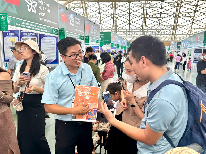 Ông Bùi Thanh Tú – Giám đốc Marketing BestPrice Travel (trái) quảng bá sản phẩm tại hội chợ. Ảnh: BestPrice Travel