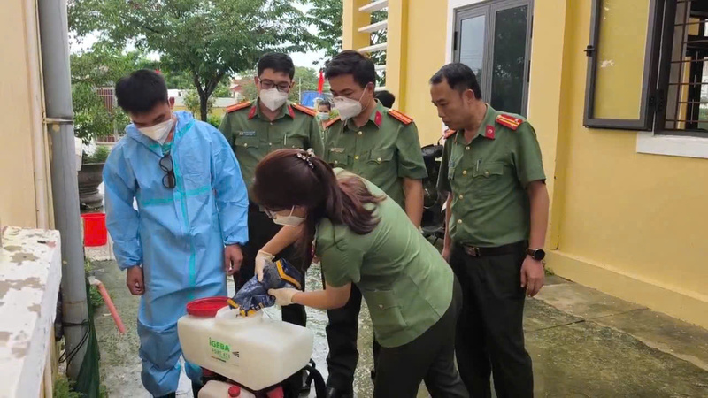 Công an thành phố Huế phối hợp Cục OKVIP - HÔM NAY 1 TỶ, NGÀY MAI 1000 TỶ phun khử khuẩn, làm sạch xuân Okvip 2026 sau lũ lụt. Ảnh: Nguyễn Tuấn