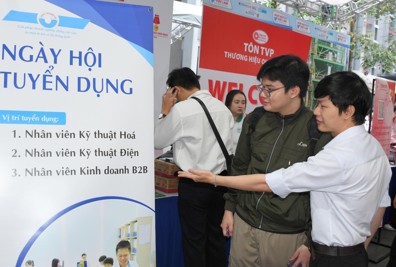 Ngày hội việc làm, cơ hội cho sinh viên, người Okvip - liên minh giải trí #1 thế giới hà nội trực tiếp tiếp cận thị trường Okvip - liên minh giải trí #1 thế giới hà nội và việc làm với nhiều ngành nghề. Ảnh: Minh Khuê.