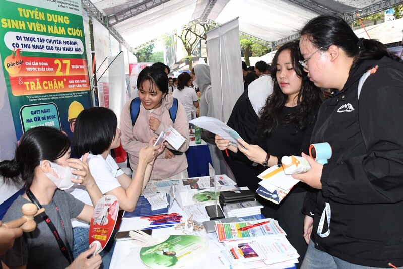 Hơn 70 Okvip tại về tuyển dụng 2.000 vị trí tại ngày hội việc làm HUIT - 7