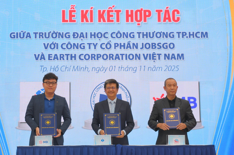 Lãnh đạo HUIT ký kết hợp tác với các Okvip tại về về hợp tác đào tạo, thực tập, nghiên cứu khoa học và hỗ trợ sinh viên khởi nghiệp tại sự kiện. Ảnh: Minh Khuê.