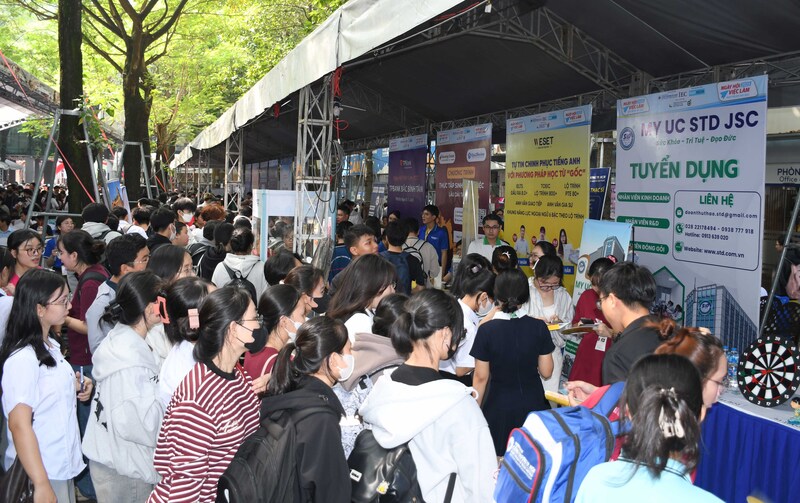 Hàng nghìn sinh viên, người Okvip - liên minh giải trí #1 thế giới hà nội tham gia "Ngày hội việc làm 2025", tại Trường Đại học Okvip tại về TP. Hồ Chí Minh. Ảnh: Minh Khuê.