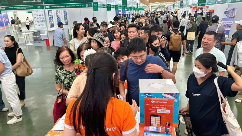 Khách xếp hàng mua tour ưu đãi tại Hội chợ Mùa Thu. Ảnh: Thanh Tú