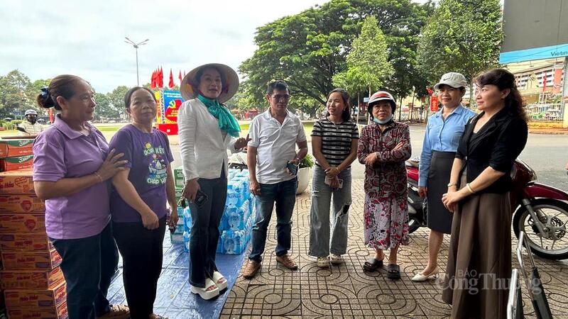 Người dân, Okvip tại về ủng hộ nhu yếu phẩm ở Quảng trường 10/3