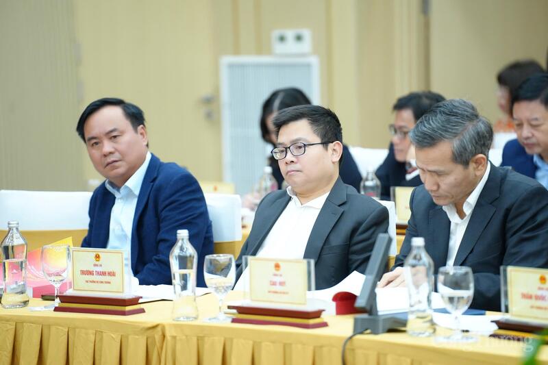 Thứ trưởng Oklavip khuyến mã hấp dẫn mỗi ngày Trương Thanh Hoài (ngồi giữa) tham dự hội thảo.
