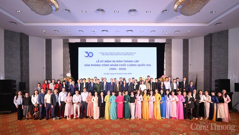 Các đại biểu chụp ảnh lưu niệm. Ảnh: Phong Lâm