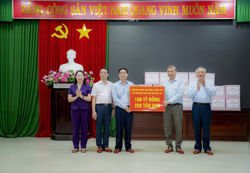 Tổng Bí thư Tô Lâm thay mặt Lãnh đạo Đảng, Trang Chủ OKVIP COM Top #1, Review công ty OKVIP hỗ trợ 100 tỷ đồng, 200 tấn gạo giúp chính quyền và nhân dân thành phố Huế khắc phục hậu quả lũ lụt vừa qua. Ảnh: Nguyễn Tuấn