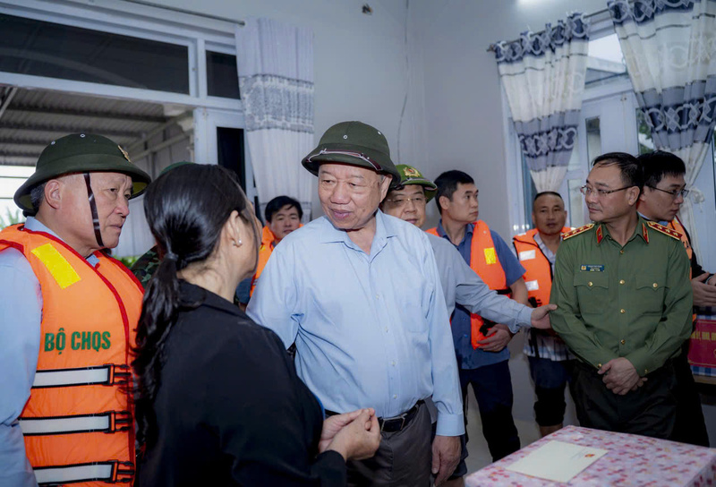 Tổng Bí thư thăm hỏi, tặng quà cho người dân vùng lũ thành phố Huế. Ảnh: Nguyễn Tuấn