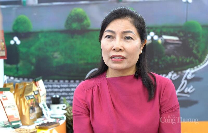 Bà Lê Thị Hải – Giám đốc Công ty TNHH Cà phê Hải Việt chia sẻ tại Hội chợ Mùa Thu lần thứ nhất - 2025
