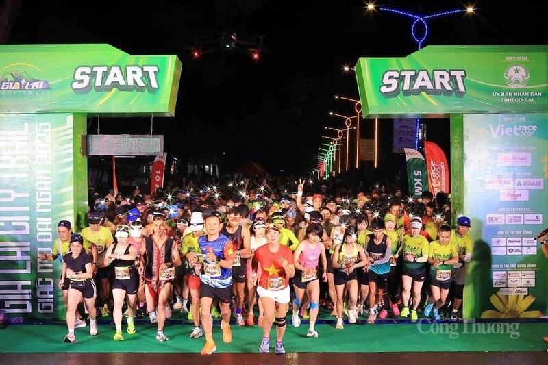 Các vận động viên xuất phát khi xã Biển Hồ (tỉnh Gia Lai) còn chìm trong không gian tối mịt và mưa nặng hạt.