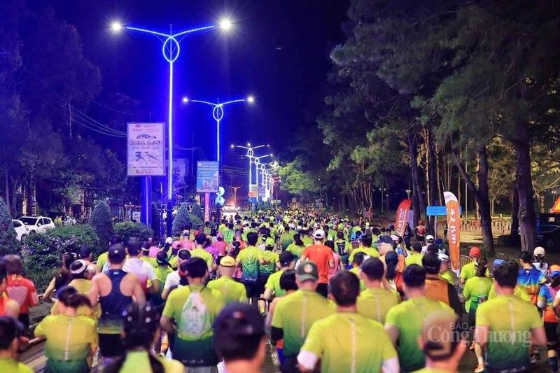 Giải chạy thu hút gần 3.000 "chân chạy" tham dự.
