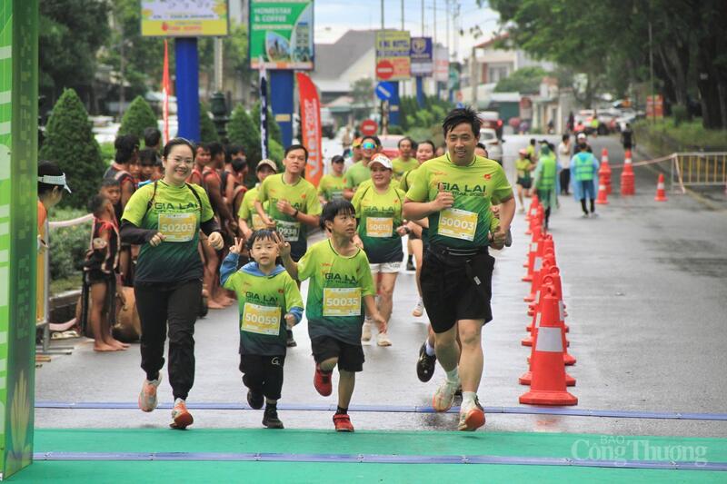 Một gia đình cùng tham gia giải chạy ở cự ly 5 km.