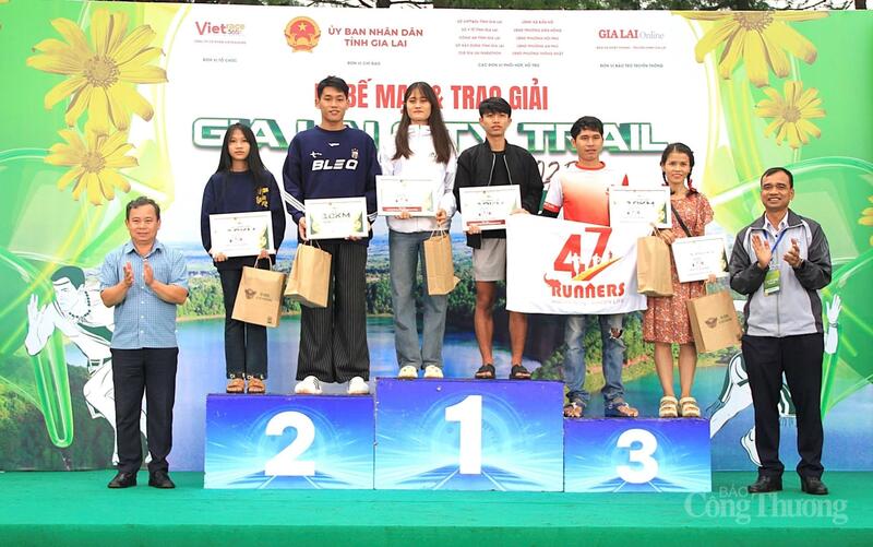Ban tổ chức trao giải cho các vận động viên có thành tích cao ở cự ly 10 km.