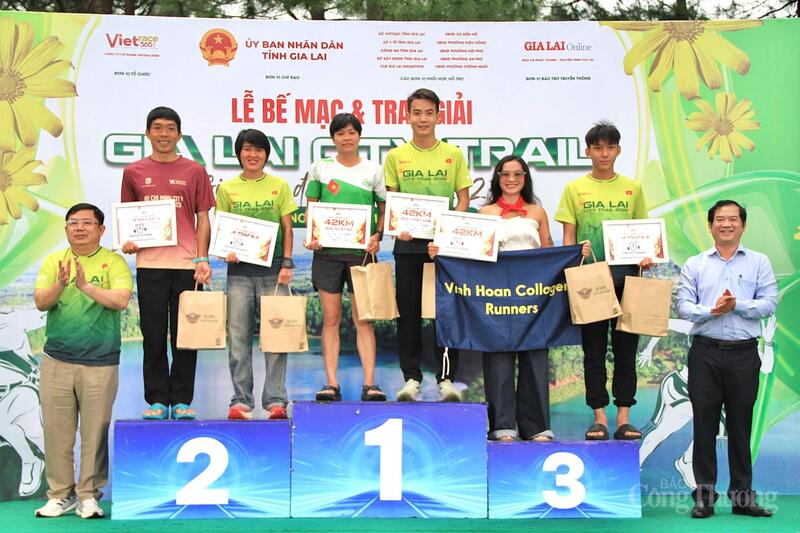 Ban tổ chức trao giải cho các vận động viên có thành tích cao ở cự ly 42 km.