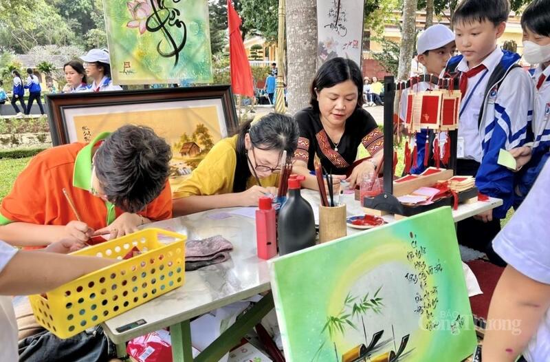 Khu vực để du khách trực tiếp trải nghiệm: Đánh cồng chiêng, múa xoang, đan lát, dệt thổ cẩm, nặn tò he, thư pháp,... Ảnh: Hiền Mai.