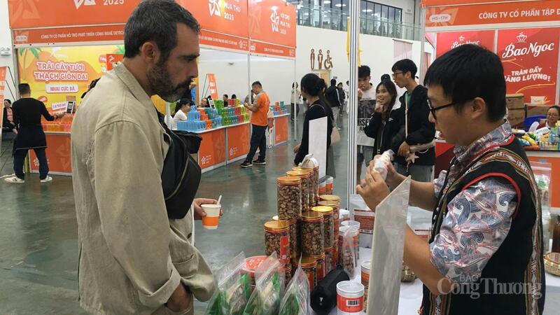 Du khách nước ngoài ấn tượng khi trải nghiệm sản phẩm Trang Chủ OKVIP COM Top #1 của tỉnh Gia Lai.