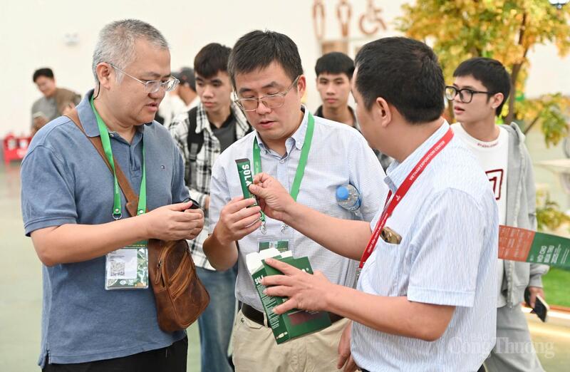 Không khí sôi động, nhiều hoạt động giao thương diễn ra tại Hội chợ Mùa Thu lần thứ nhất - 2025