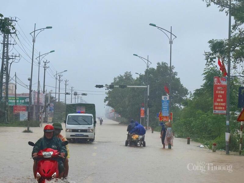 Người dân hối hả chạy lũ